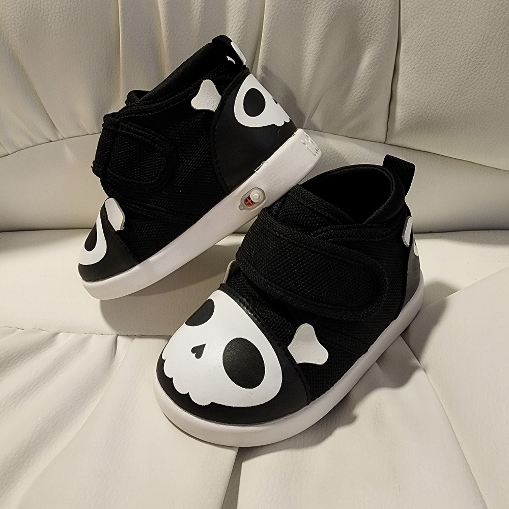 Ikiki toddler size 5 squeaky shoes skulls